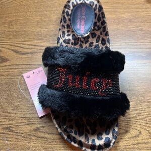 Juicy Couture Black Leopard with Red Letters(Beaded)
Faux Fur Black Hard Bottom